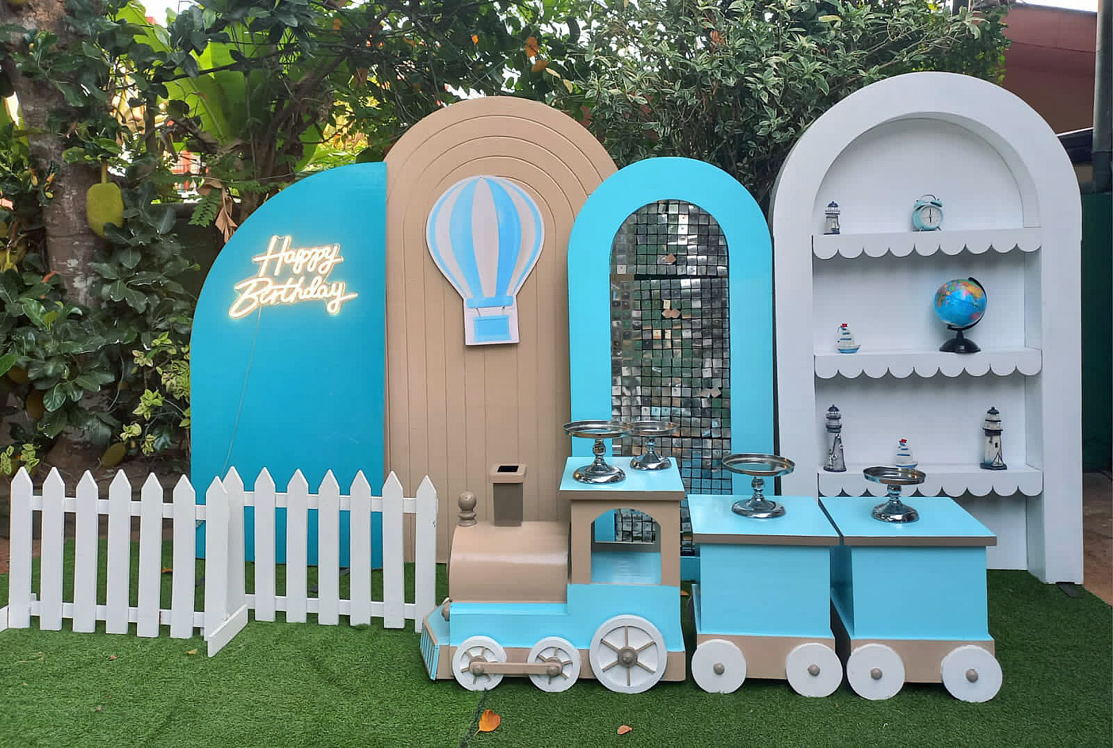 Hot Air Balloon SetUp / Blue / White / Train