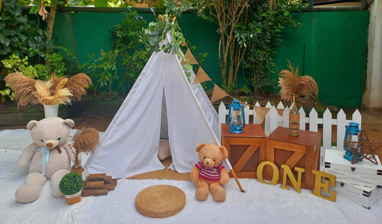 Photo Shoot Theme SetUp / Brown / White / Rustic