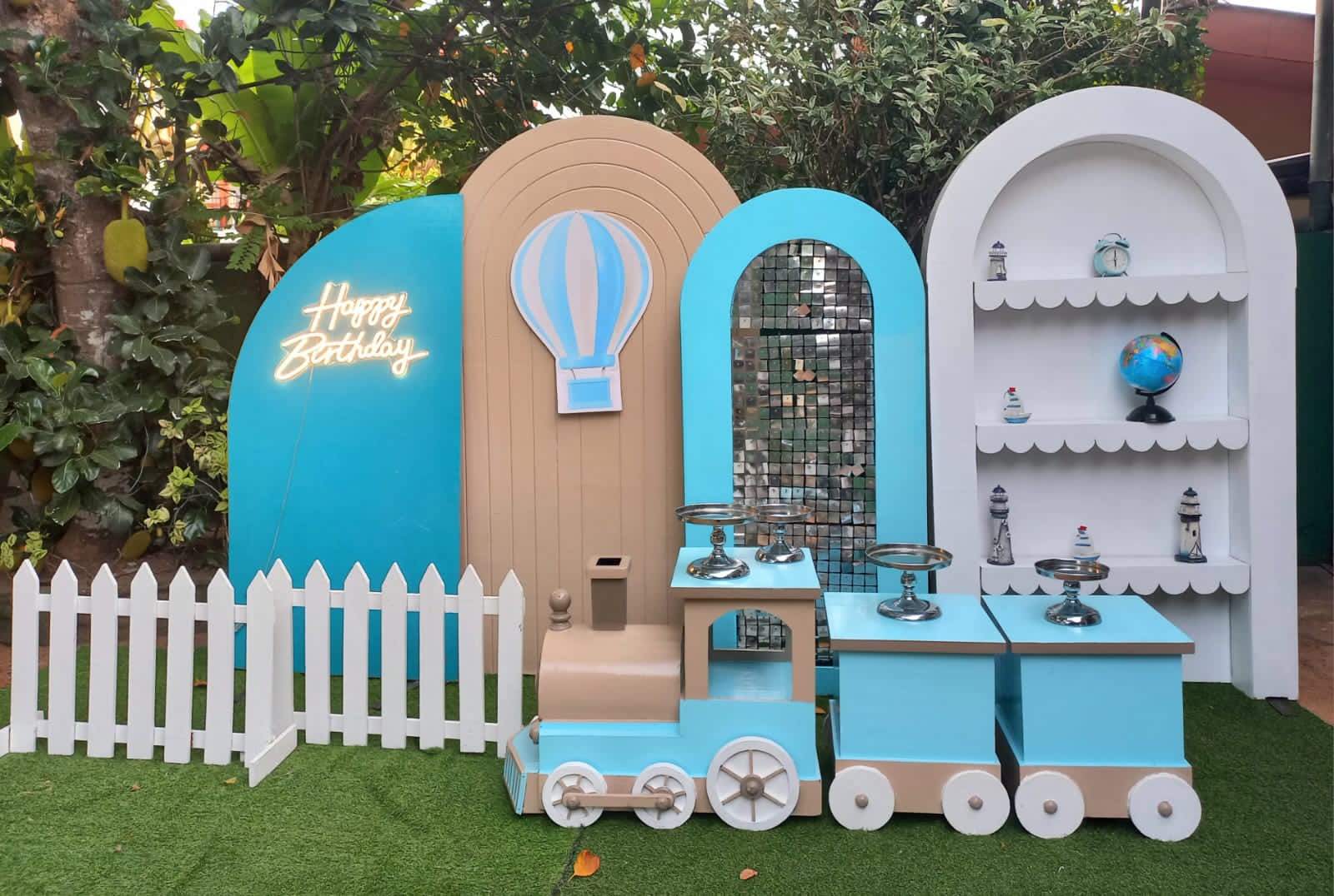 Hot Air Balloon SetUp / Blue / White / Train