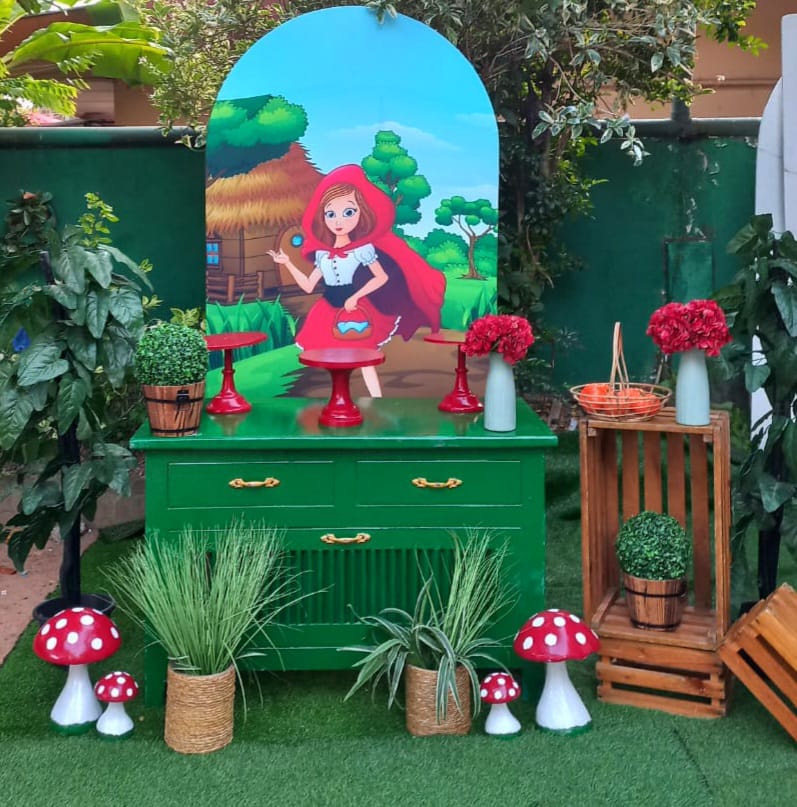 Little Red Ridding Hood / Red / Green / Brown