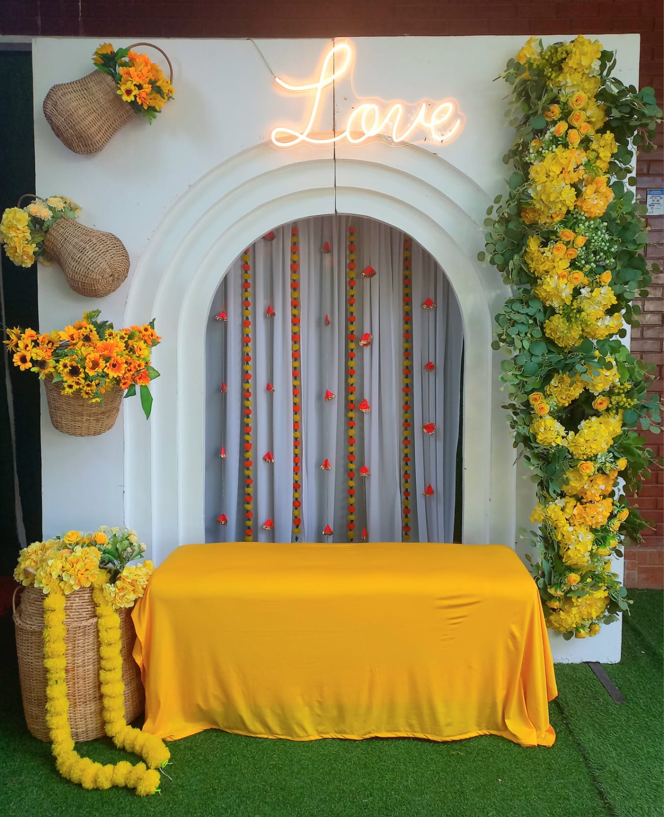 Love SetUp / Yellow / Green / White / Engagement / Wedding