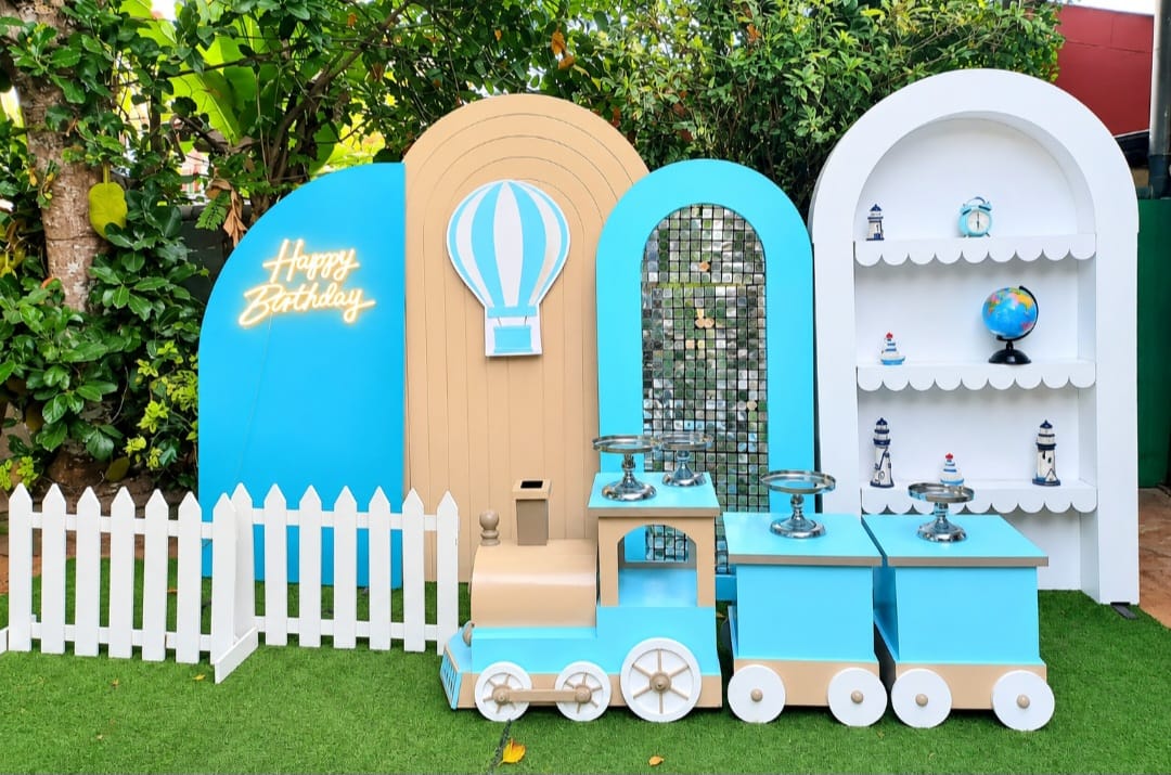 Hot Air Balloon SetUp / Blue / White / Train