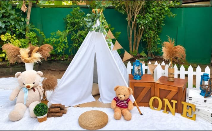 Photo Shoot Theme SetUp / Brown / White / Rustic
